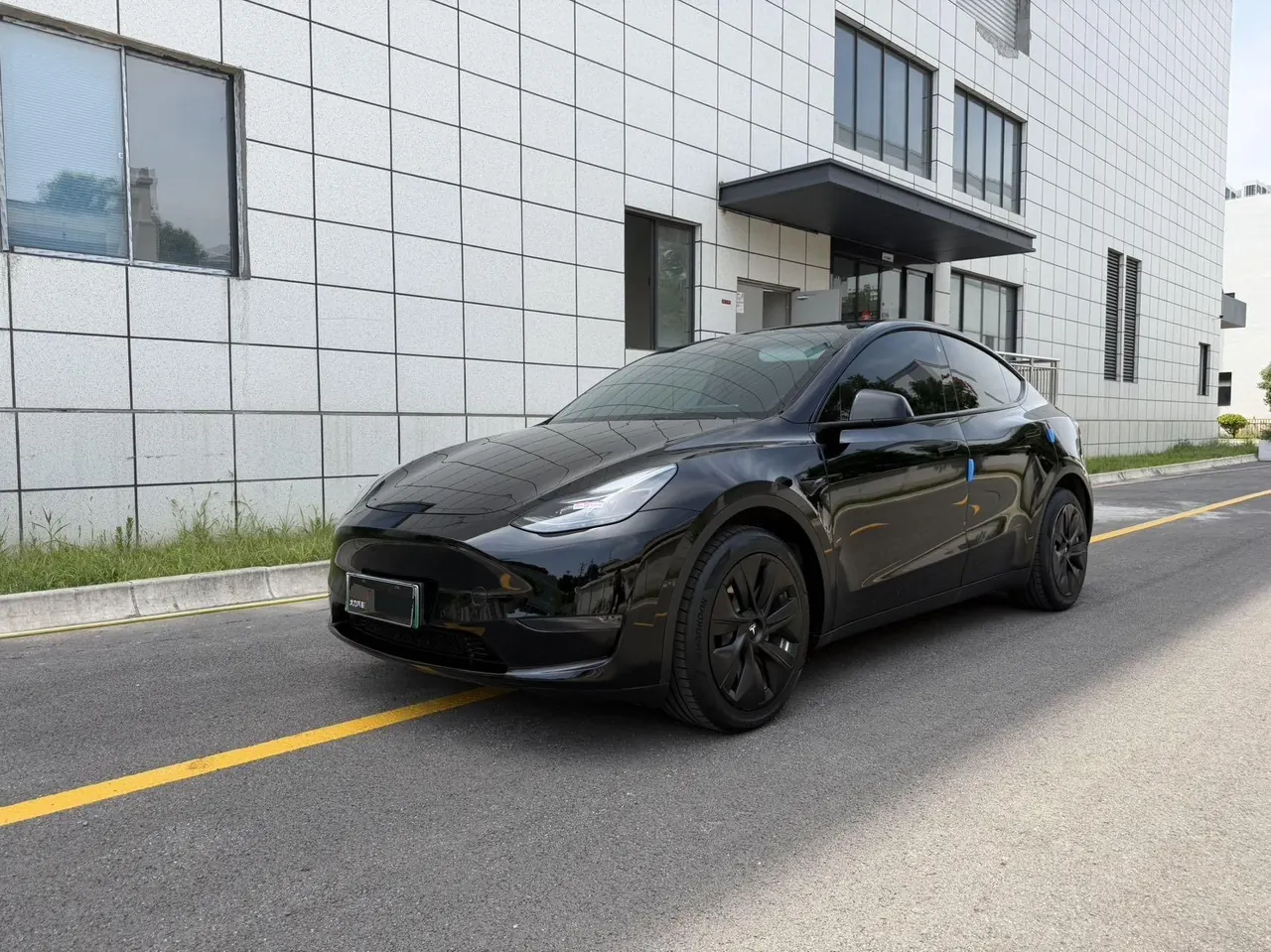 Tesla 2021 Model Y long endurance all-wheel drive version automatic transmission - View 1