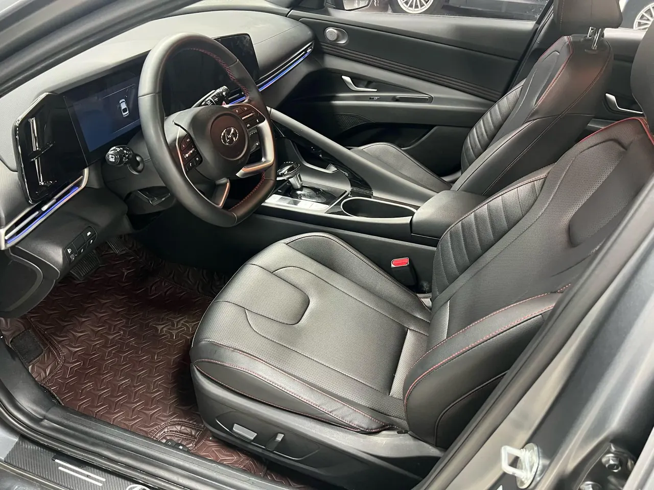 Hyundai 2022 Elantra -3-compartment 1.5 stepless LUX premium automatic gear 7