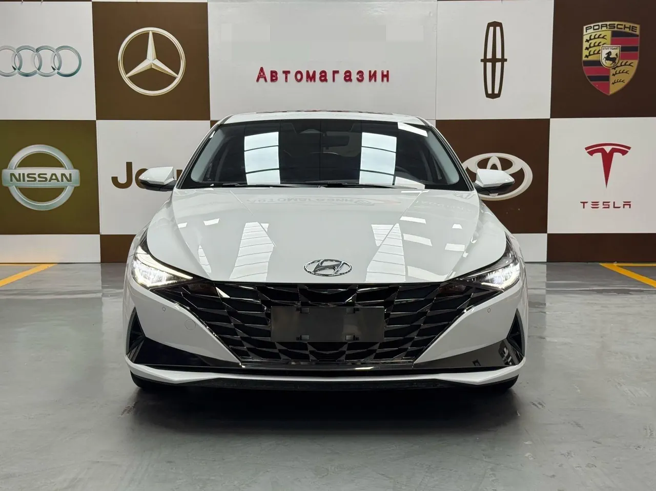 Открыть галерею: Hyundai 2022 Elantra -3-compartment 1.5 stepless LUX premium automatic gear