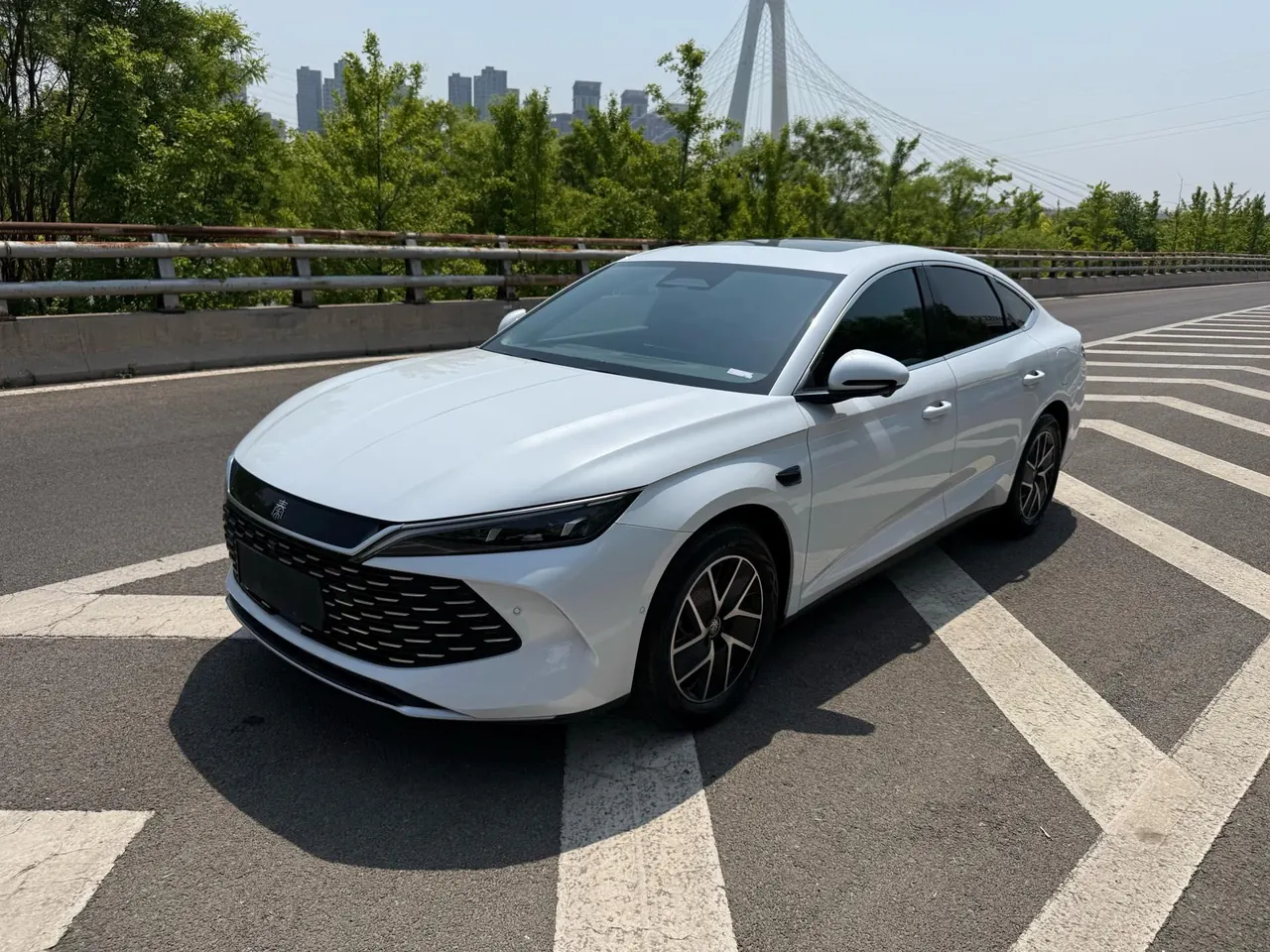 BYD 2025 Qin L DM-i 1.5 stepless smart driving version 120KM leading automatic gear - View 1