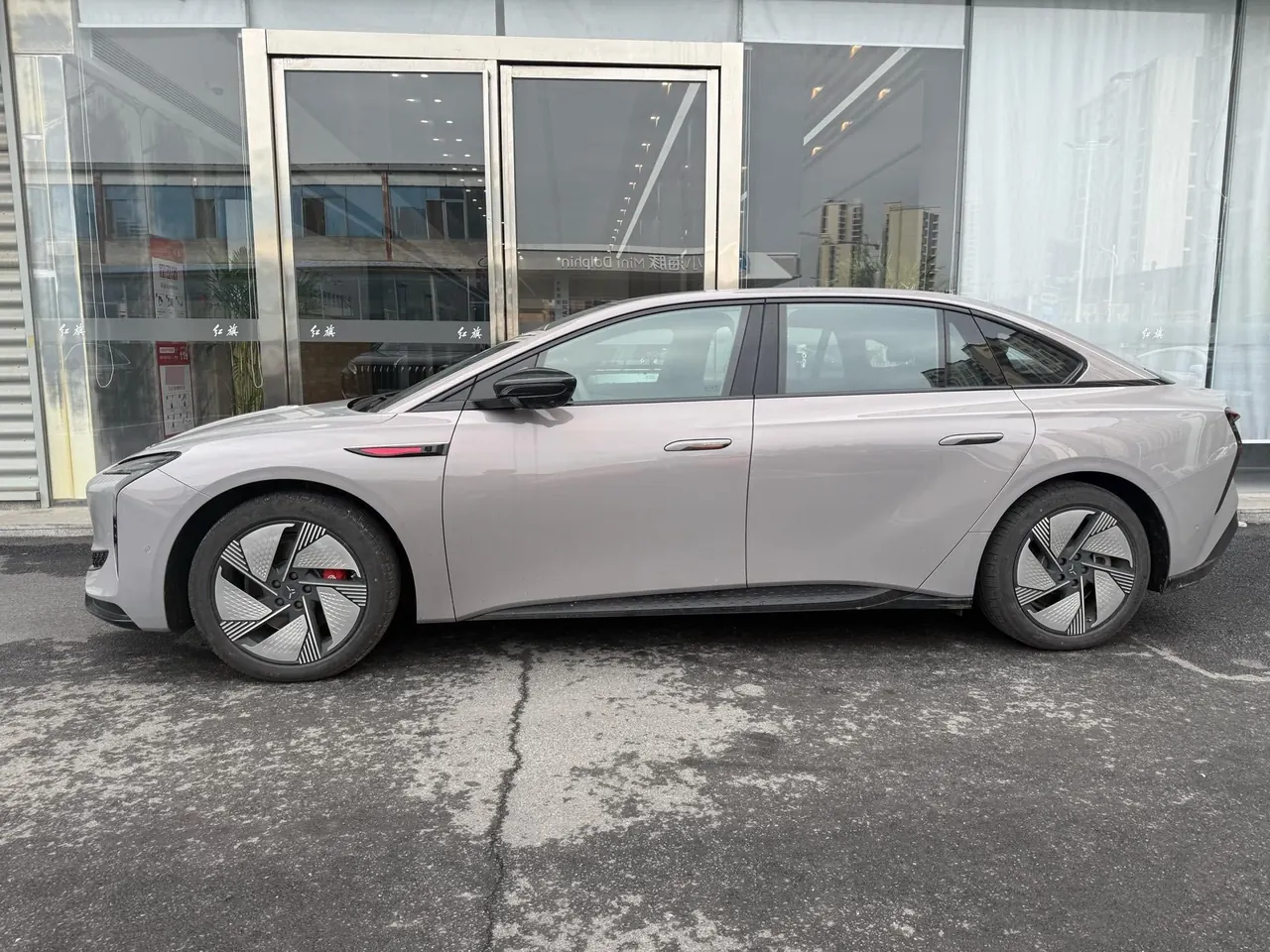 HongQi 2025 EH 7 640 4-wheel drive intelligent automatic gear 3