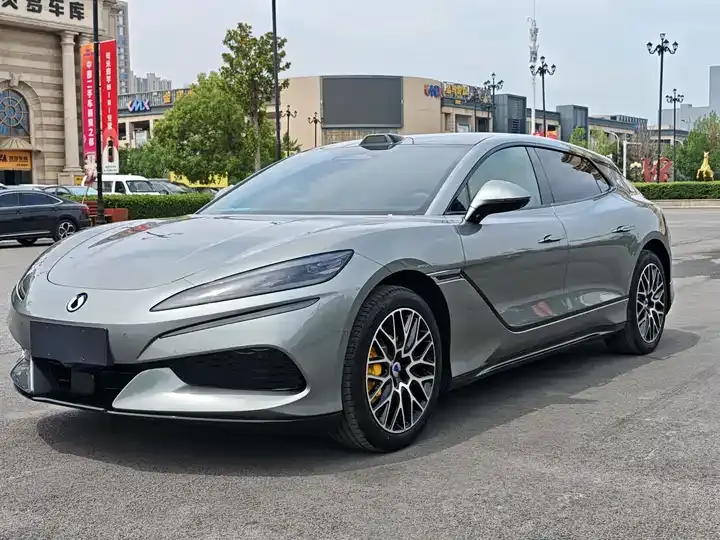 Открыть галерею: Denza Z9GT 2026 Flash Charge Honor Type