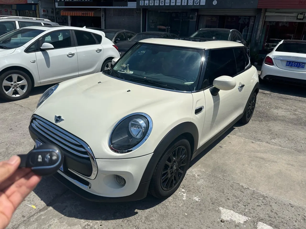 Открыть галерею: MINI Mini (imported) 2021 Mini One 1.5T automatic gear