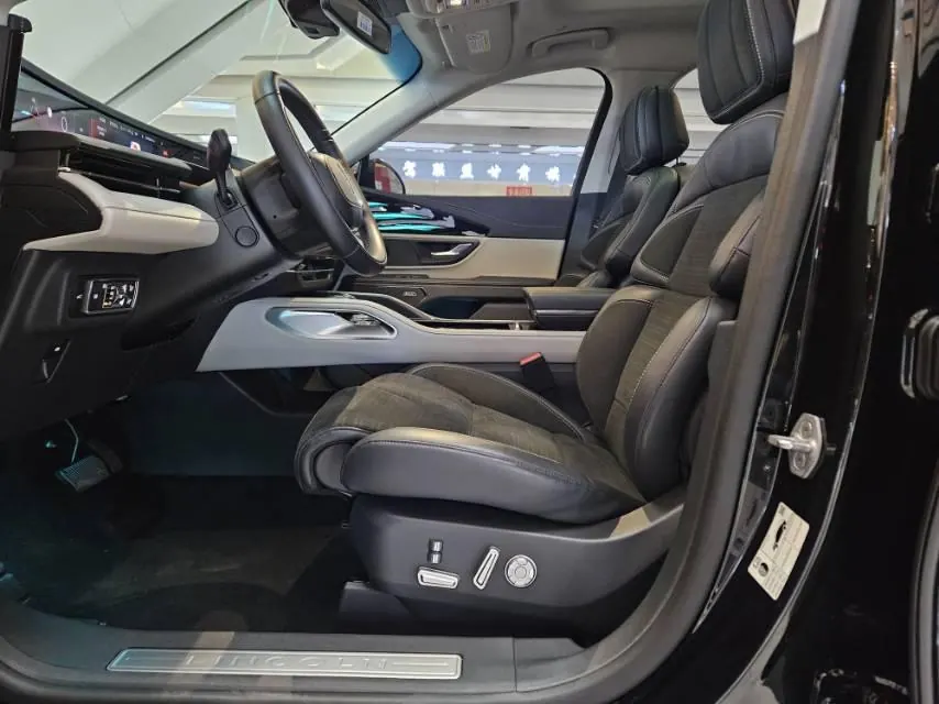 Lincoln 2025 Navigator 2.0T Stepless Four-wheel Drive Zunrui Edition Automatic Gear - View 1