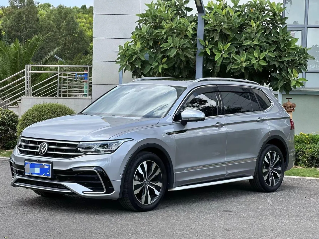 Volkswagen 2022 Tiguan L R-Line 2.0TSI 380TSI Four-wheel Drive R-Line Flagship 7-seat Automatic Gear - View 1