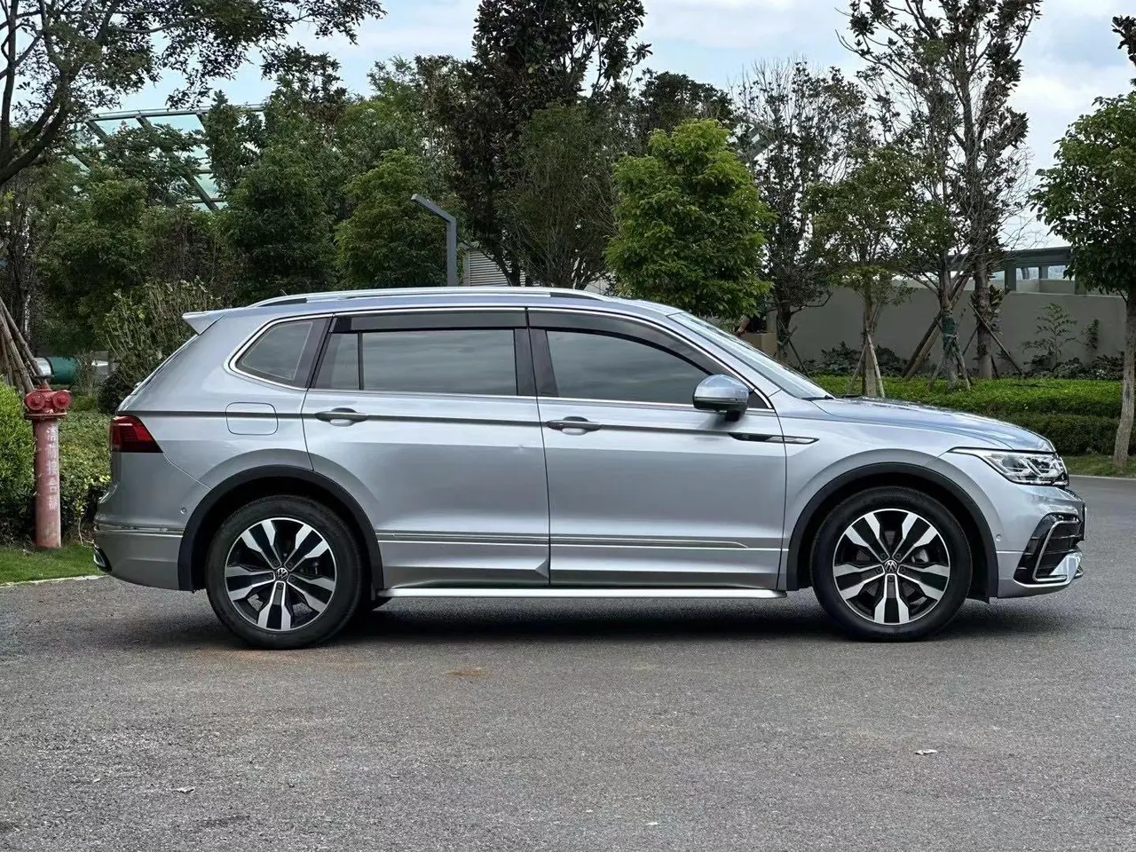 Volkswagen 2022 Tiguan L R-Line 2.0TSI 380TSI Four-wheel Drive R-Line Flagship 7-seat Automatic Gear 3