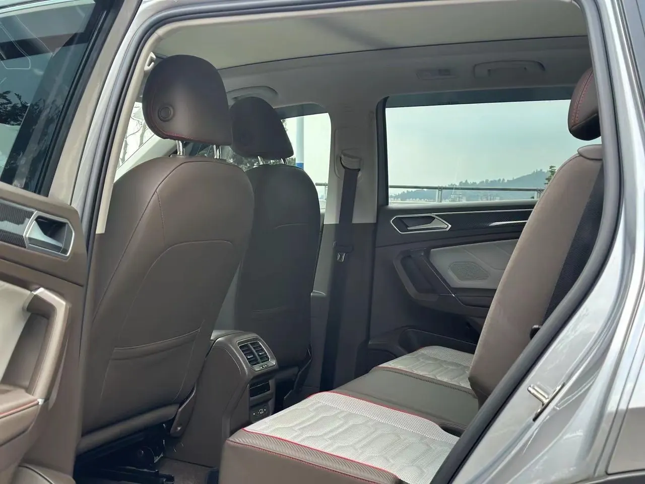 Volkswagen 2022 Tiguan L R-Line 2.0TSI 380TSI Four-wheel Drive R-Line Flagship 7-seat Automatic Gear 5