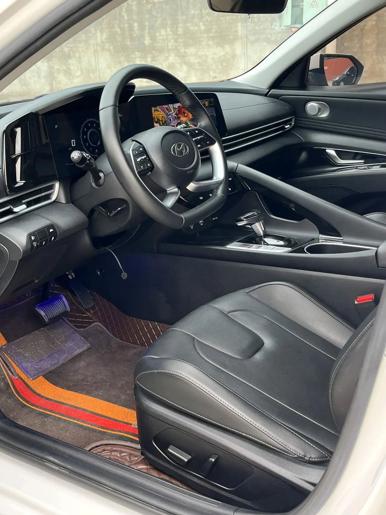 Hyundai 2022 Elantra -3-compartment 1.5 stepless LUX premium automatic gear 5