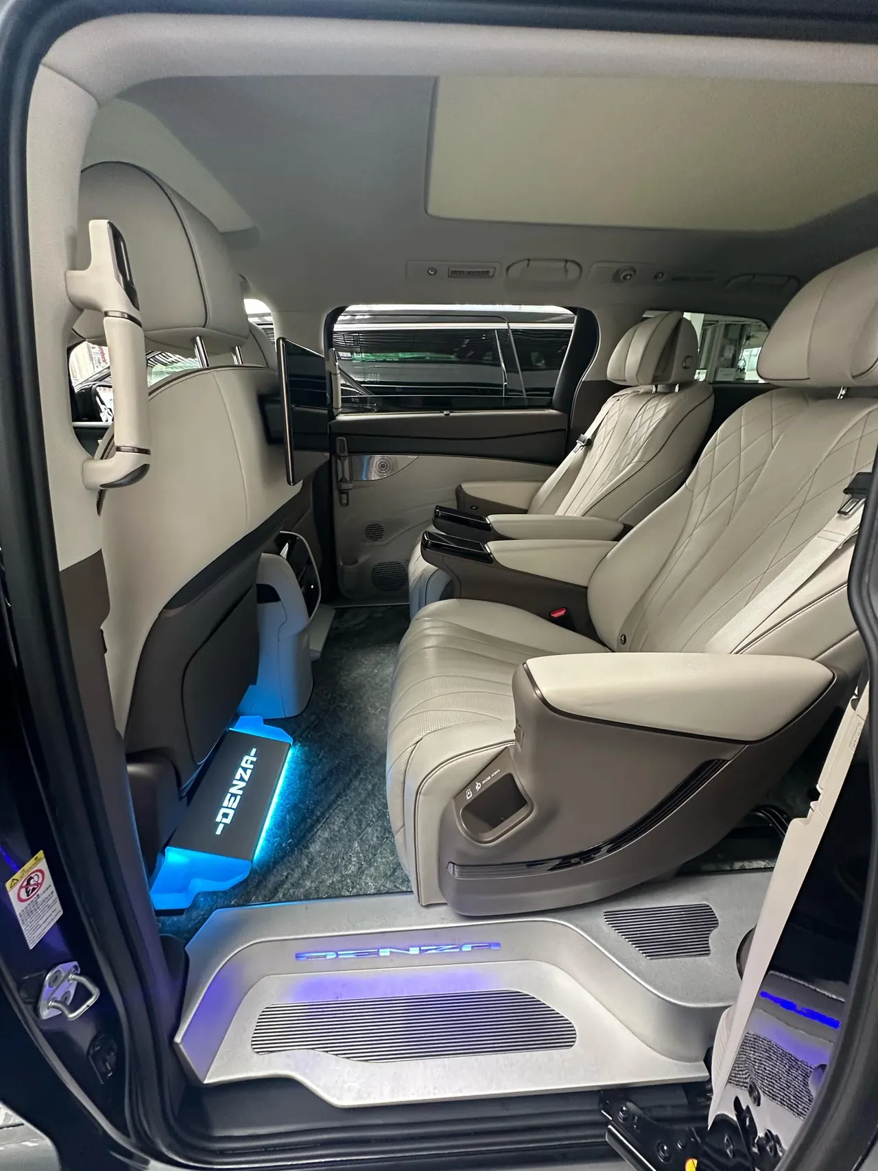Denza 2022 Denza D9 DM-i 1.5T Stepless 970 Four-wheel Drive Honorable Automatic Gear 4