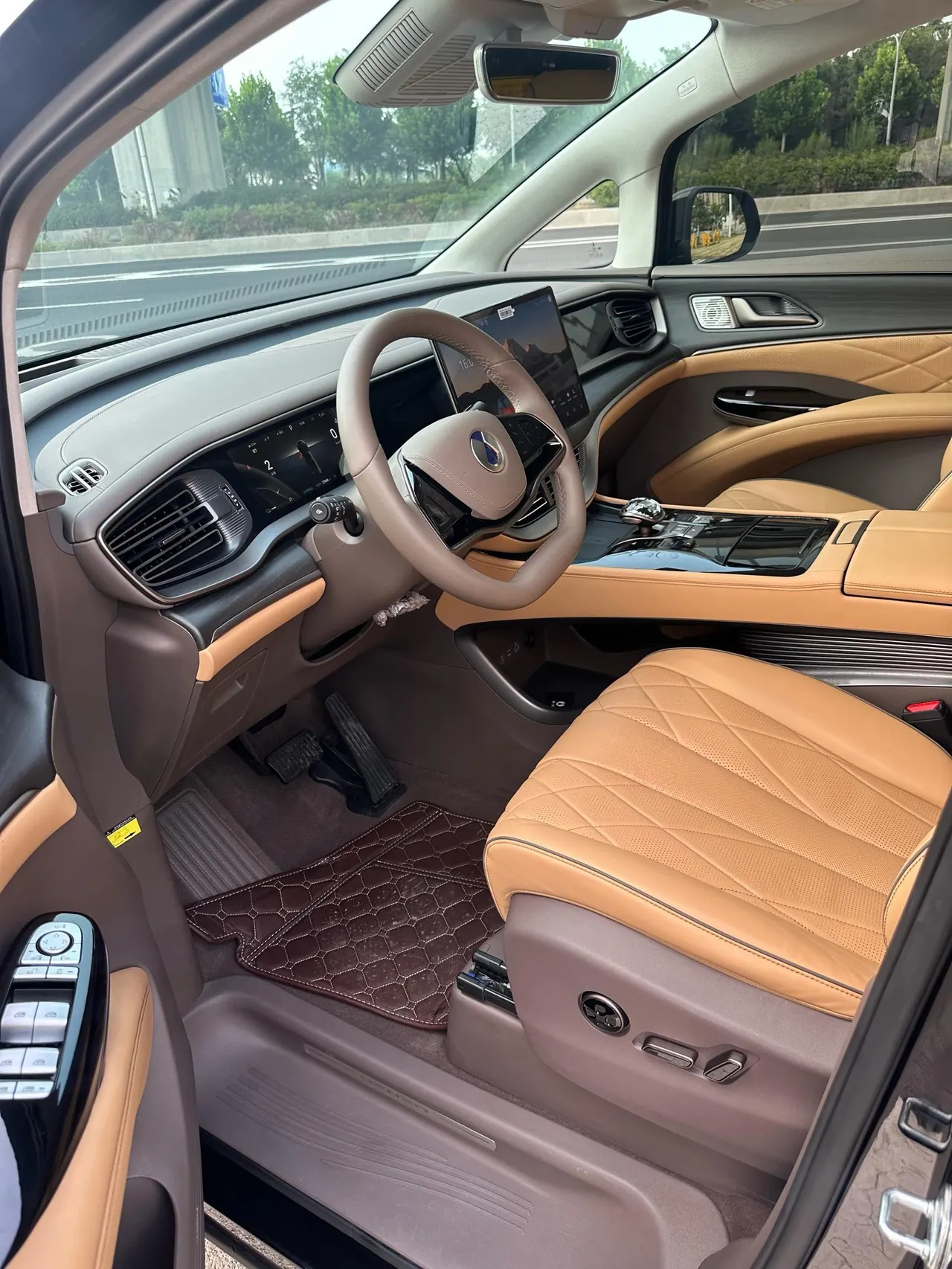 Denza 2022 Denza D9 DM-i 1.5T stepless 970 four-wheel drive flagship automatic gear 3