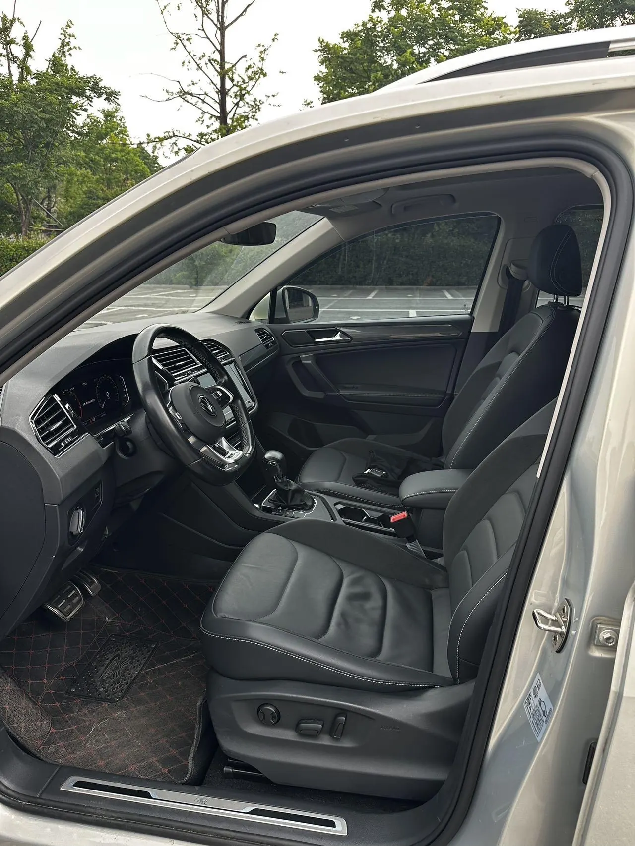 Volkswagen 2021 Tiguan L R-Line 2.0TSI 330TSI Two-Drive Overdrive Automatic Gear 4