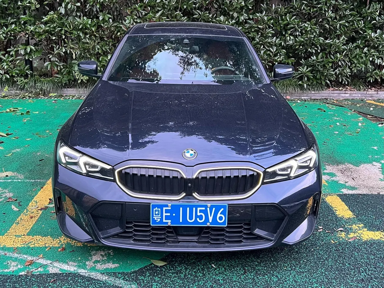 BMW 3 Series 2025 model 330i 2.0T M Sport Night Edition with automatic transmission 2