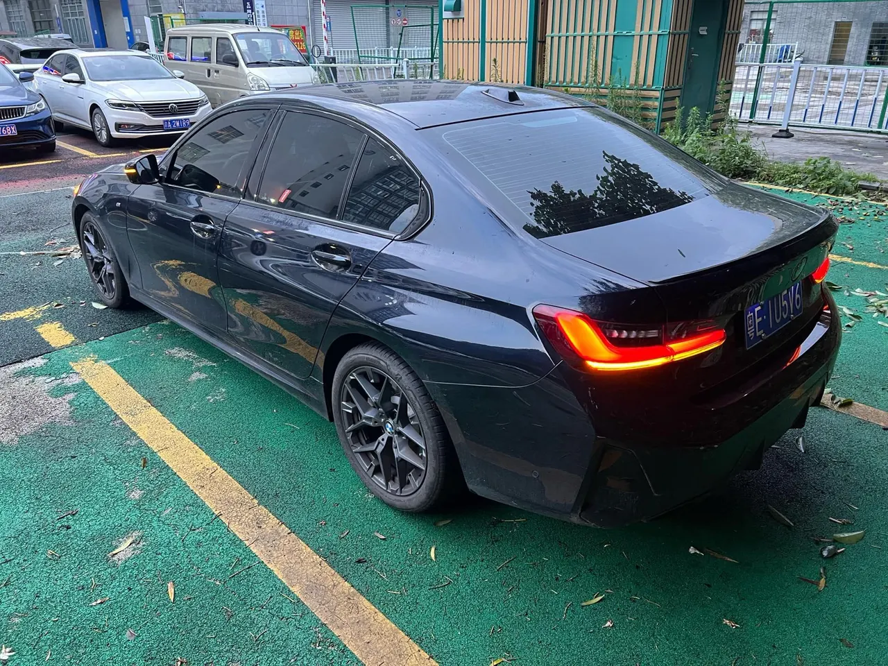 BMW 3 Series 2025 model 330i 2.0T M Sport Night Edition with automatic transmission 6