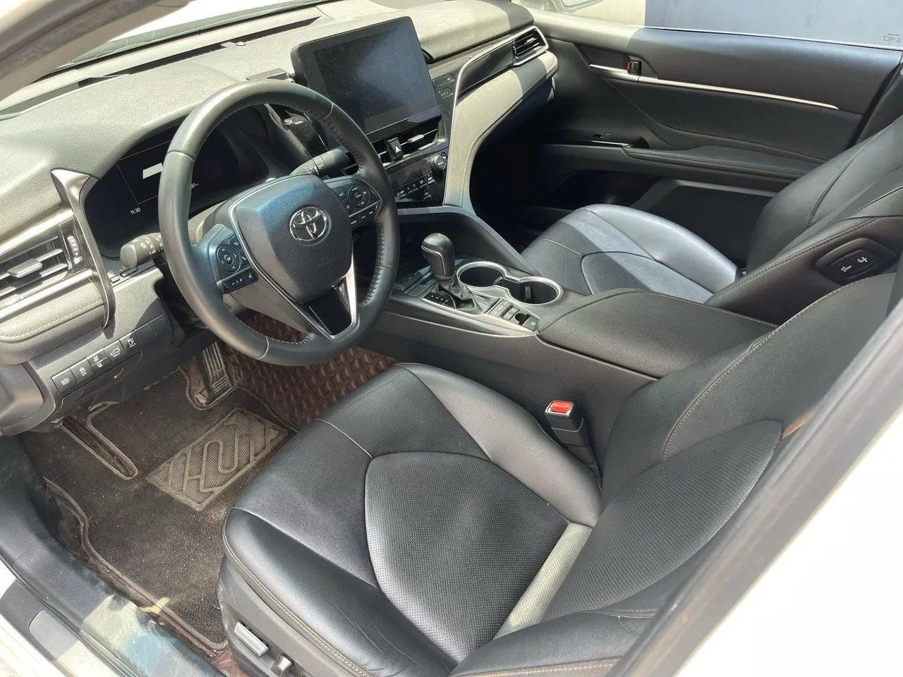 Toyota 2023 Camry Dual Engine 2.5HG Stepless Deluxe Automatic Gear 3