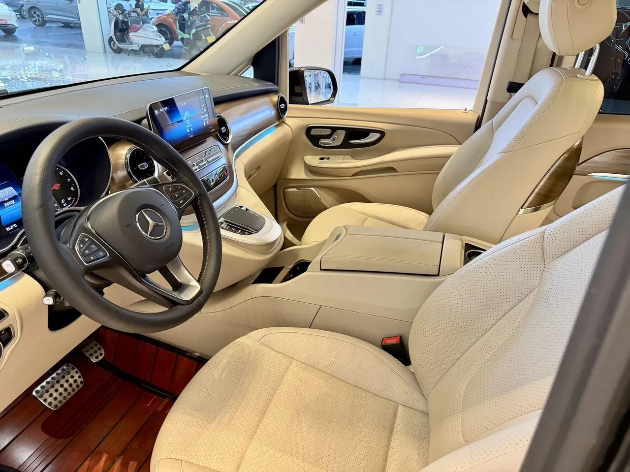 Mercedes Benz V 2020V 260 2.0T Premium Edition Automatic Gear 2