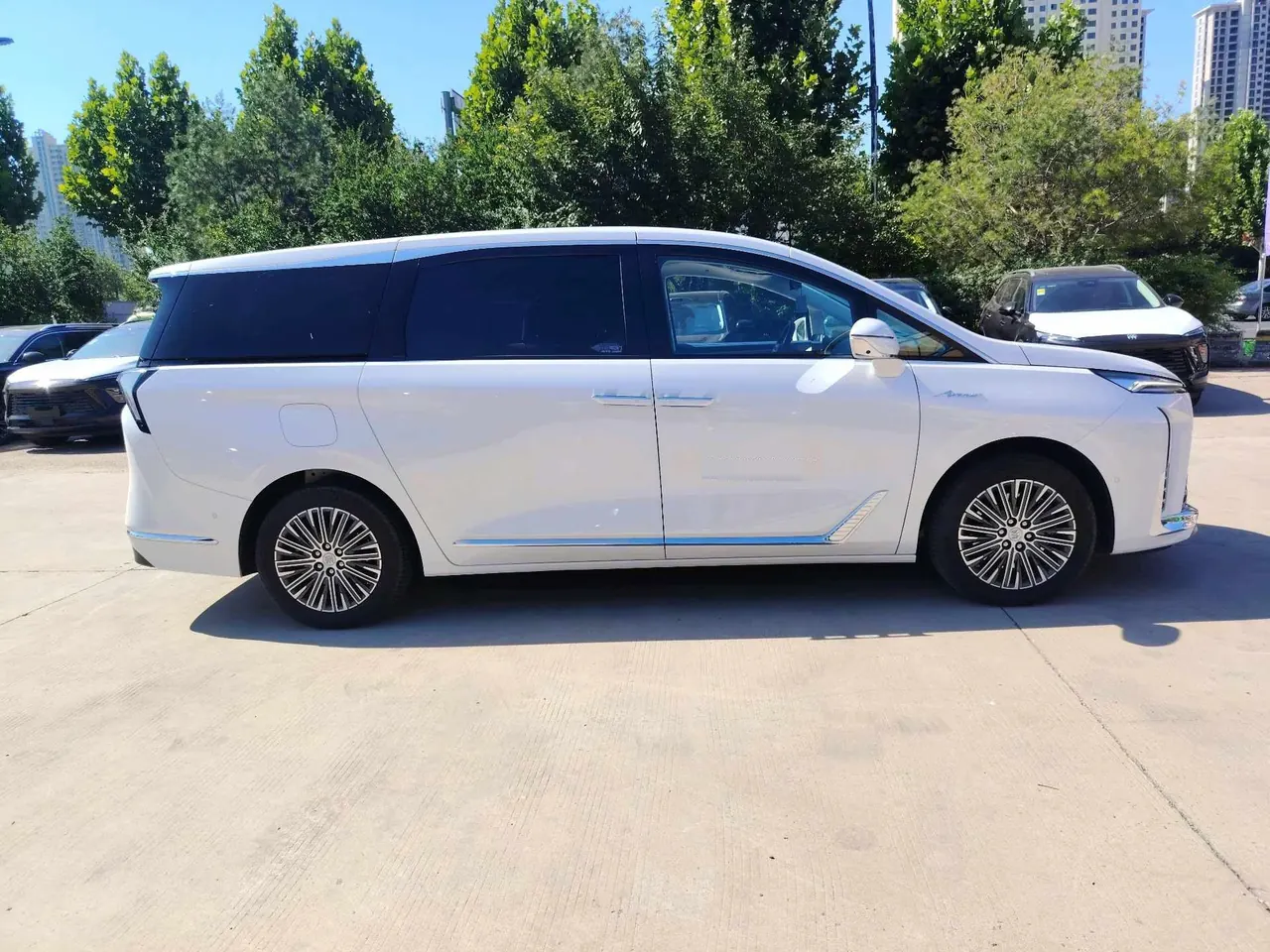 Buick 2024 GL8 Lu Zun PHEV 1.5T Luxury Edition 7-seat Automatic Gear 15