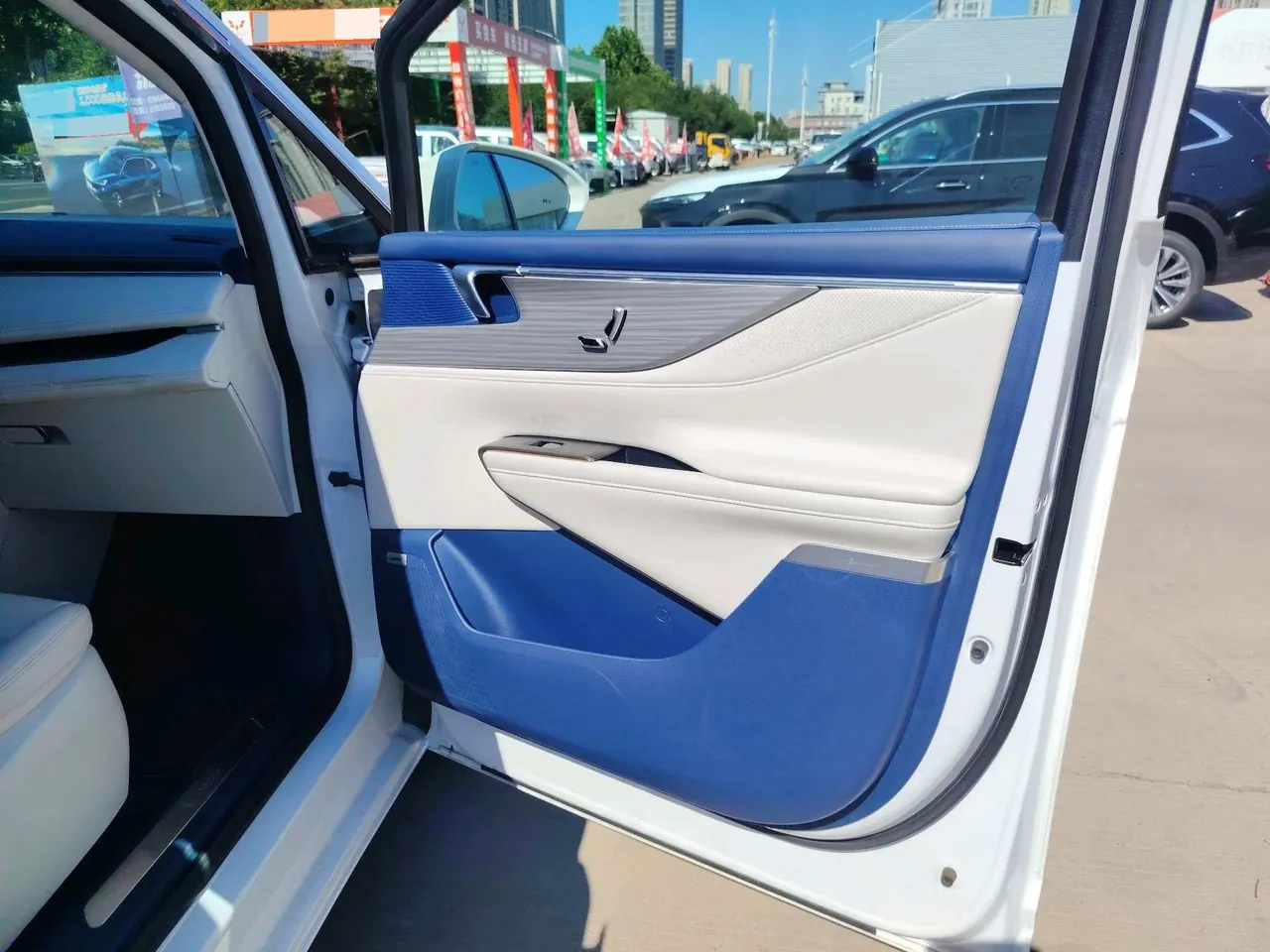 Buick 2024 GL8 Lu Zun PHEV 1.5T Luxury Edition 7-seat Automatic Gear 5