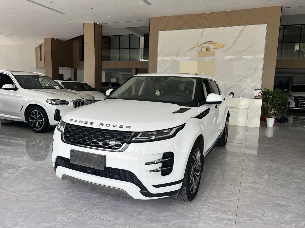 Открыть галерею: Land Rover 2021 Range Rover Aurora L 48V 2.0T 249PS R-Dynamic First edition First Edition Automatic Gear