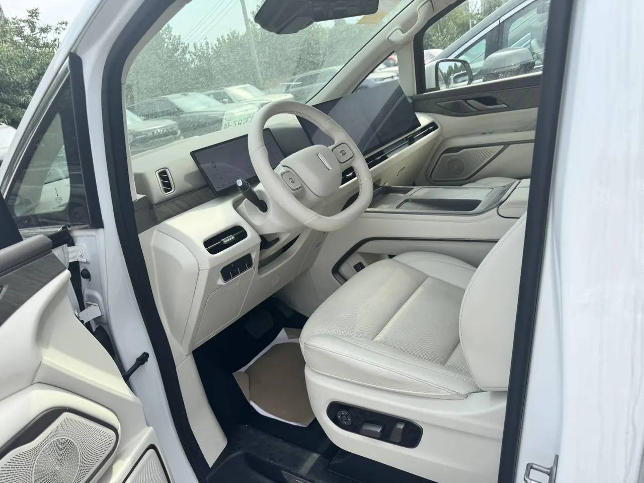WEY 2025 Mountain 7 Hi4 1.5T Four-wheel Drive Edition Automatic Gear 2