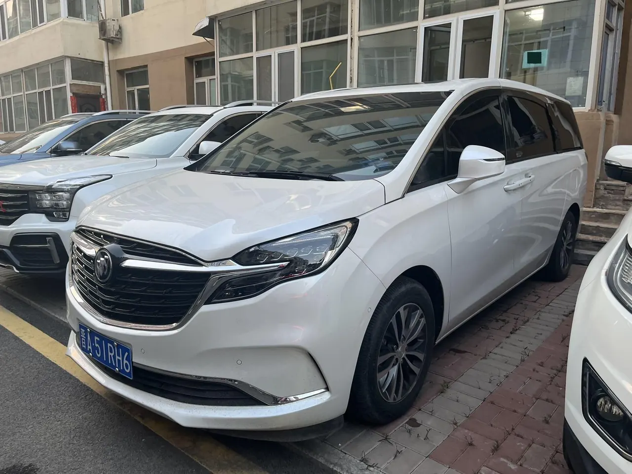 Buick 2020 GL8 ES Lu Zun 2.0T 653T Luxury Automatic Gear - View 1