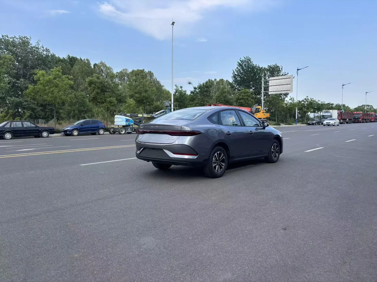 BYD 2026 Qin PLUS DM-i 1.5 CVT 128km Entry-Level Automatic 5