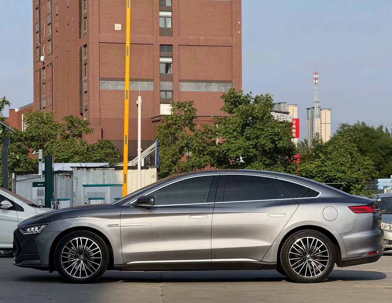 BYD 2020 Han DM 2.0T 4-wheel drive performance version noble automatic gear 3