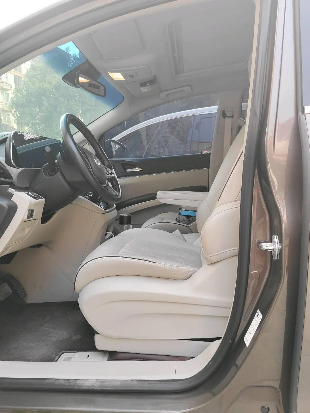 Buick 2022 GL8 Land Business Class 48V 2.0T 652T Luxury Automatic Gear 3