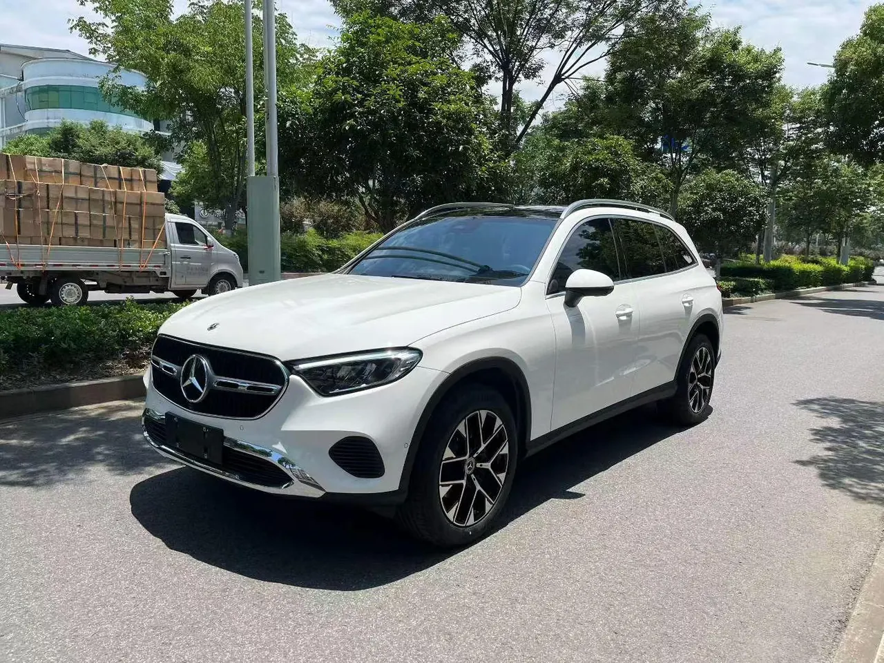 Mercedes Benz 2026 GLC 260 L 4MATIC 48V 2.0T Classic 5-seat Automatic Gear - View 1
