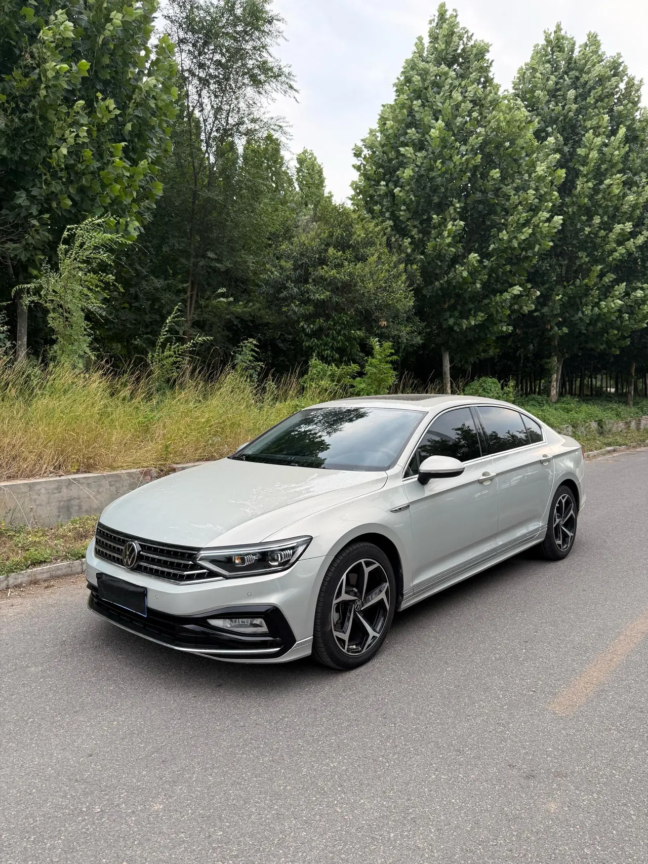 Volkswagen 2024 Magotan 2.0TSI 330TSI 2 million luxury automatic gear - View 1