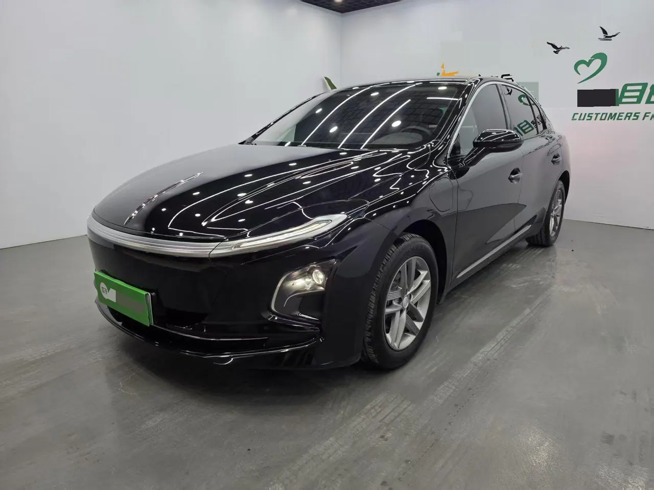Open image lightbox: HongQi 2025 E-QM 5 500km Travel Edition Automatic Gear