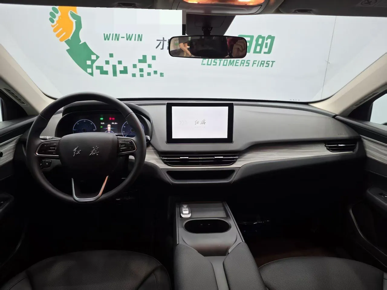 HongQi 2025 E-QM 5 500km Travel Edition Automatic Gear 4