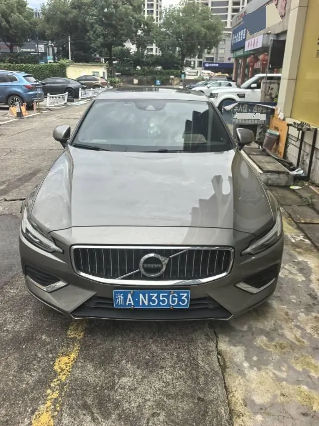 Volvo 2022 S60 48V 2.0T B4 Zhiyuan Deluxe Edition Automatic Gear 2
