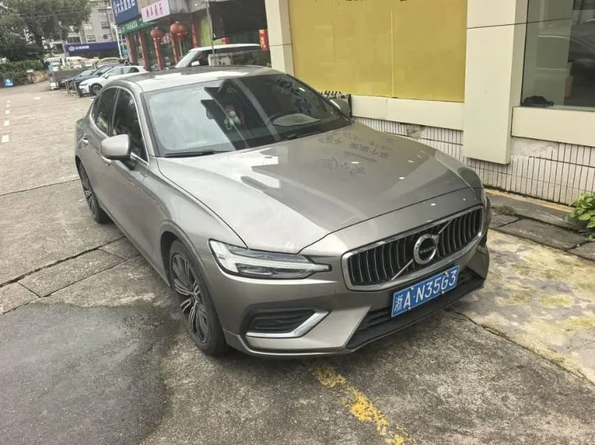 Volvo 2022 S60 48V 2.0T B4 Zhiyuan Deluxe Edition Automatic Gear 3
