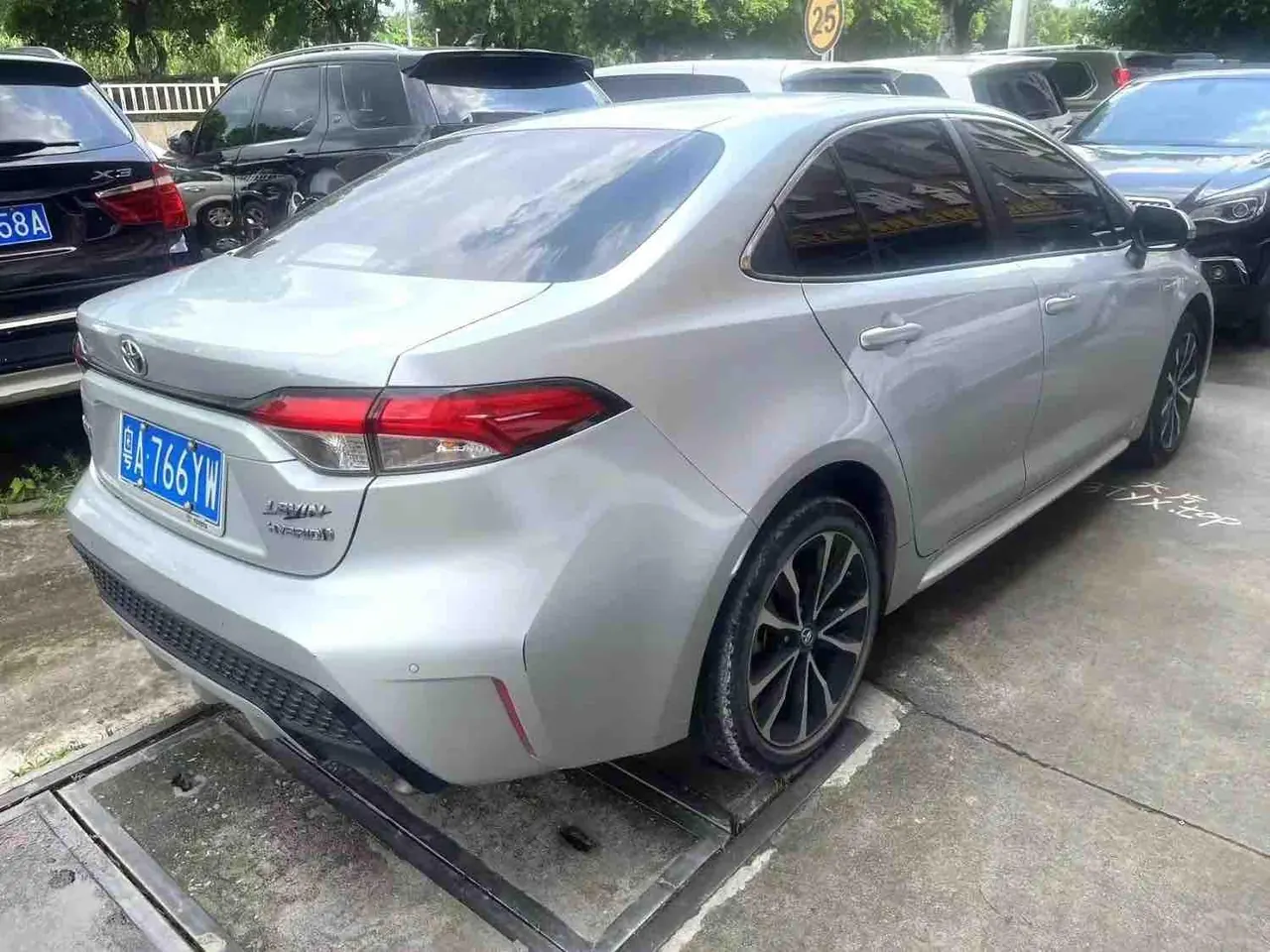 Toyota 2021 Lei Ling Shuangqing 1.8H Stepless Leading Edition Automatic Gear 4