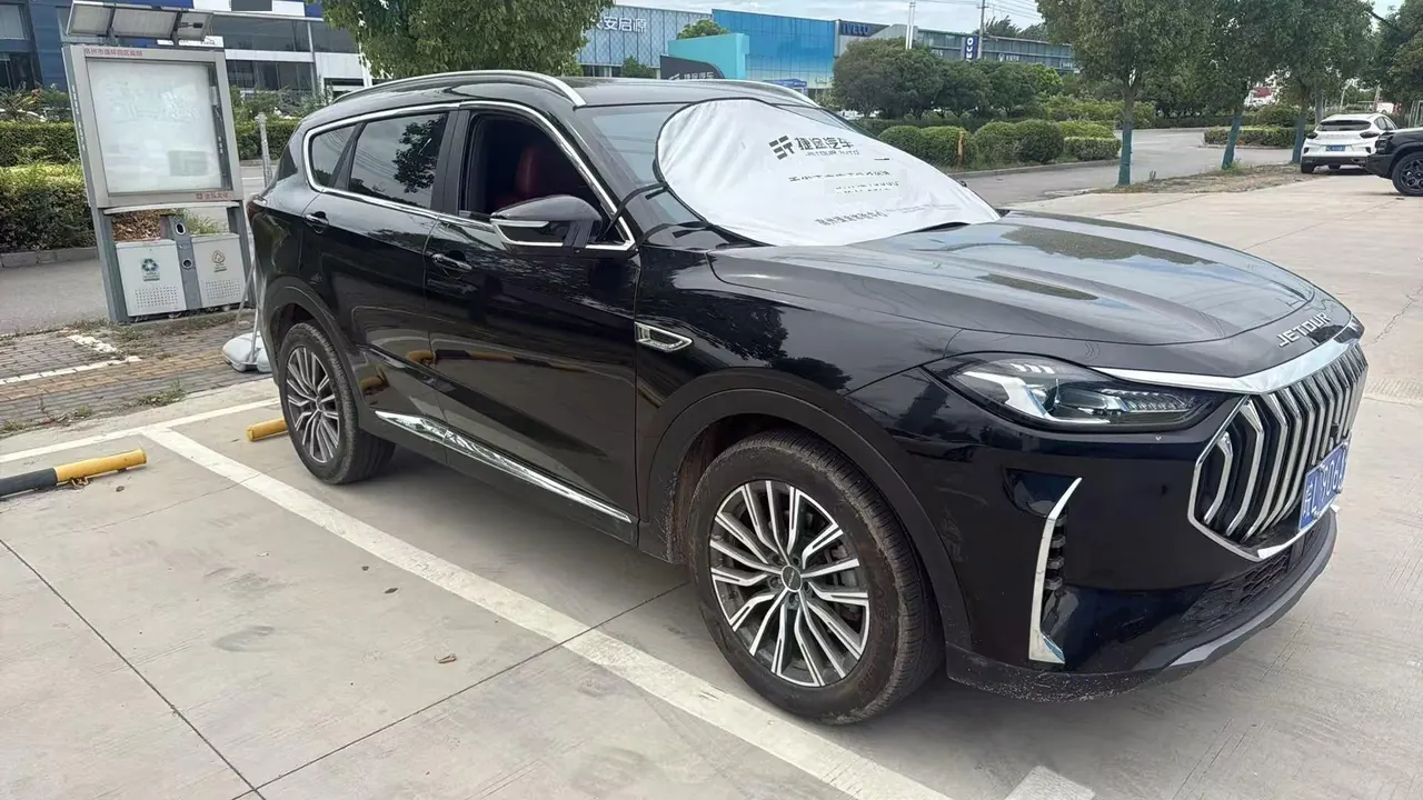 Jetour 2024 X70 PLUS 1.5T Champion Edition MAX5 Automatic Gear 2