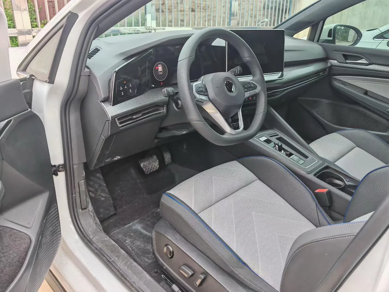 Volkswagen 2026 Golf 8 R-Line 1.5TSI 300TSI Automatic 3