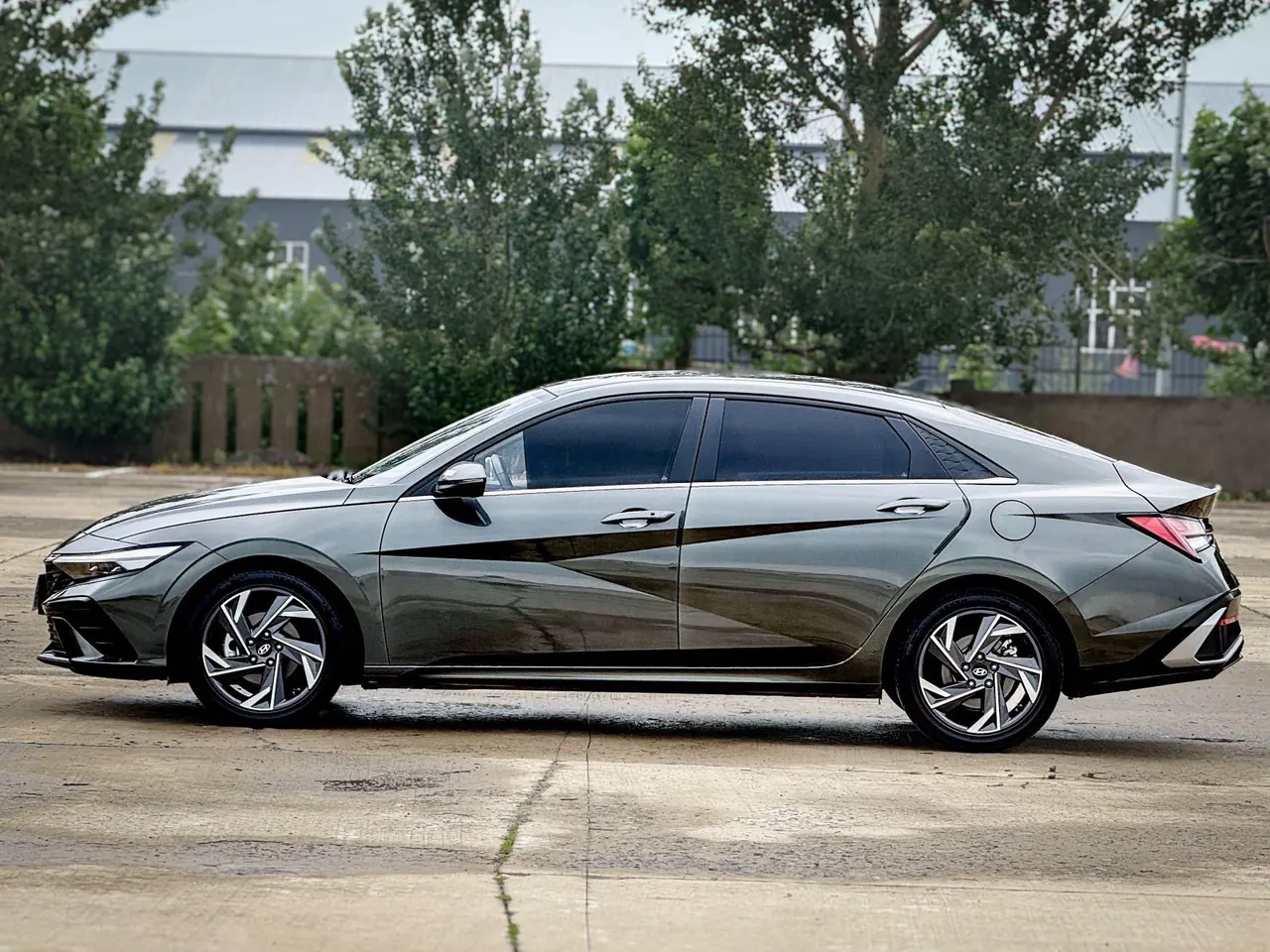 Hyundai 2023 Elantra -3-compartment 1.5 stepless LUX premium automatic gear 4