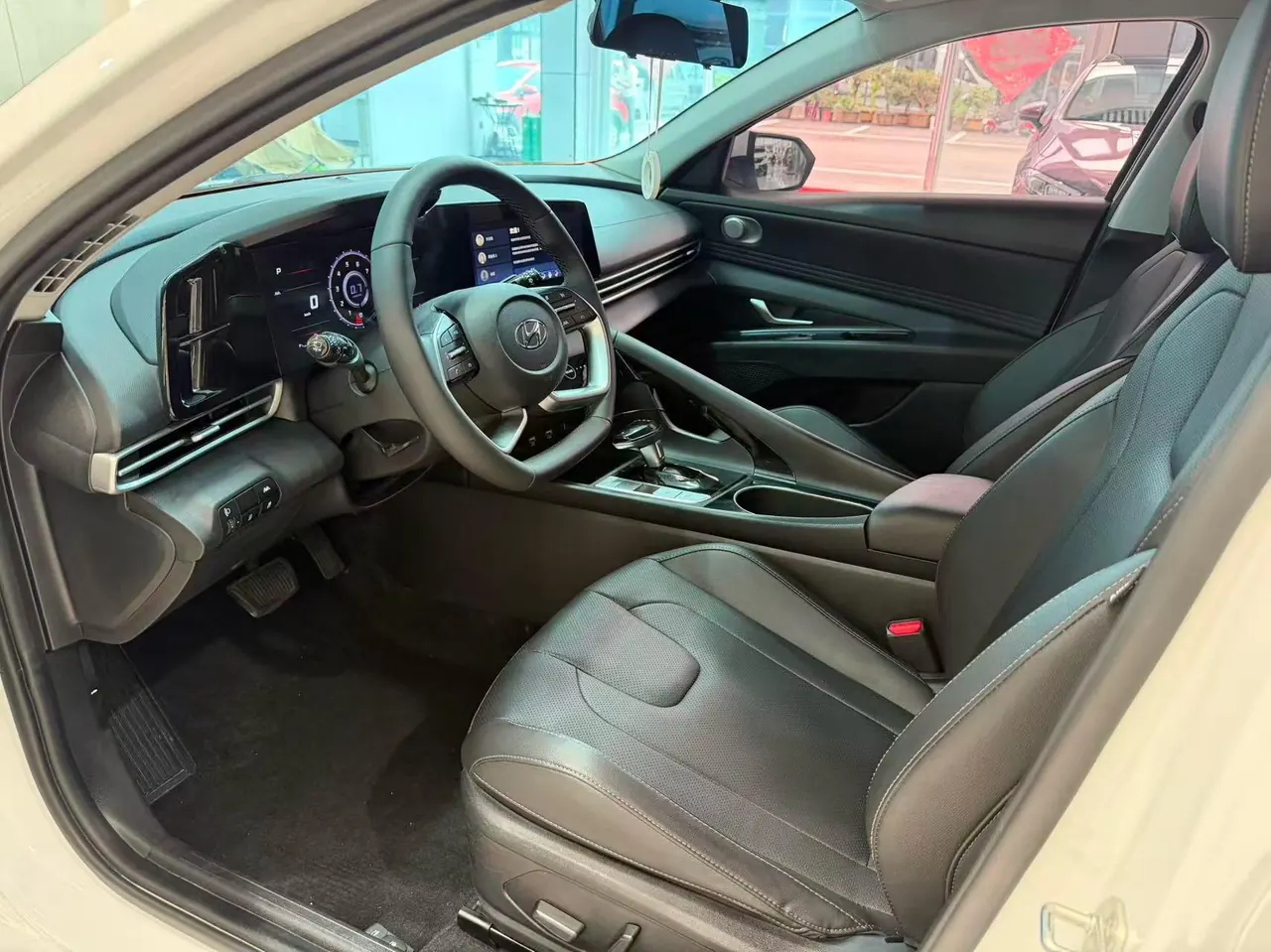 Hyundai 2023 Elantra -3-compartment 1.5 stepless LUX premium automatic gear 4