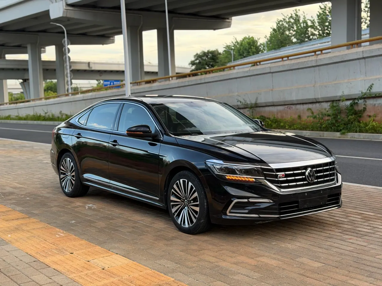 Open image lightbox: Volkswagen 2021 Passat 2.0TSI 330TSI Deluxe Edition Automatic
