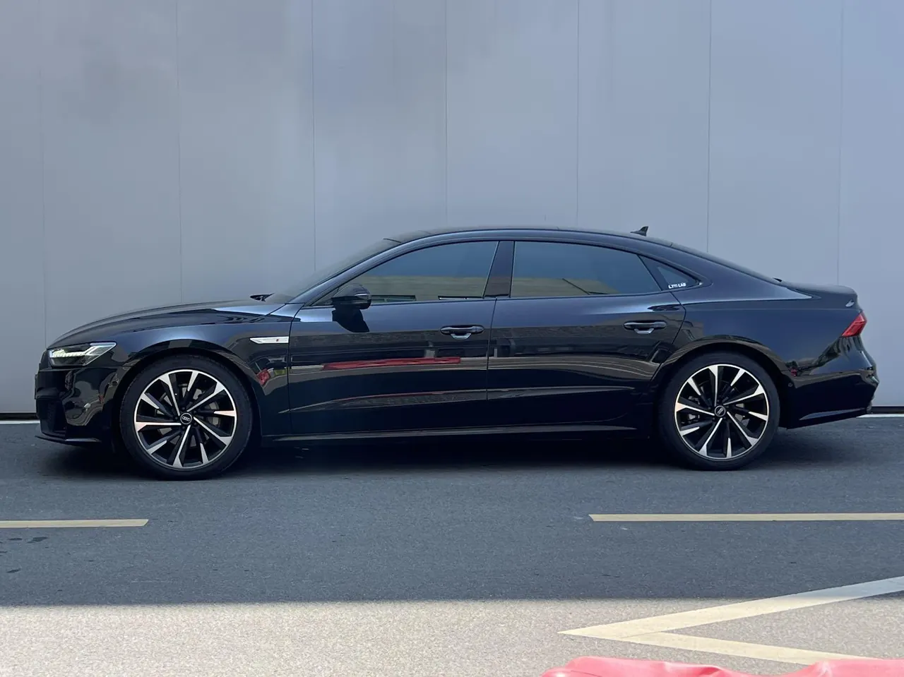 Audi 2022 A7L 2.0TFSI 45TFSI Quattro S-line see far type obsidian black set automatic gear 4