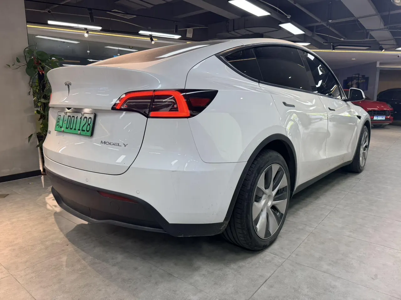 Tesla 2021 Model Y Standard Endurance Rear Drive Automatic Gear 4
