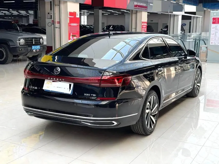 Volkswagen 2022 Passat 2.0TSI 330TSI Star Deluxe Edition Automatic Transmission 9