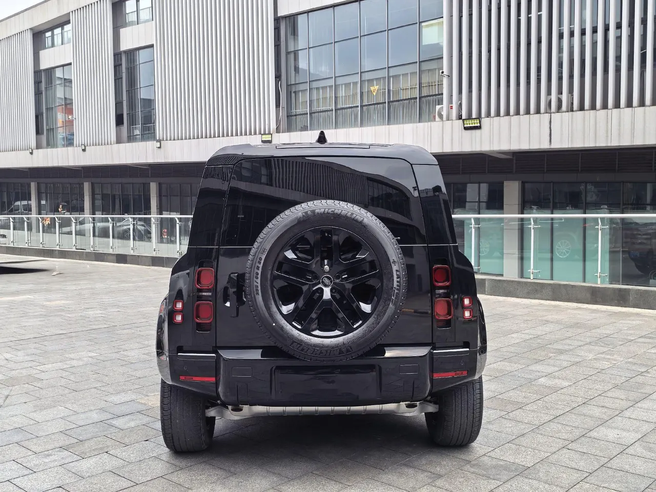 Land Rover Guard (Imported) 2023 Guard 90 48V 3.0T P400 XS Automatic Gear 18
