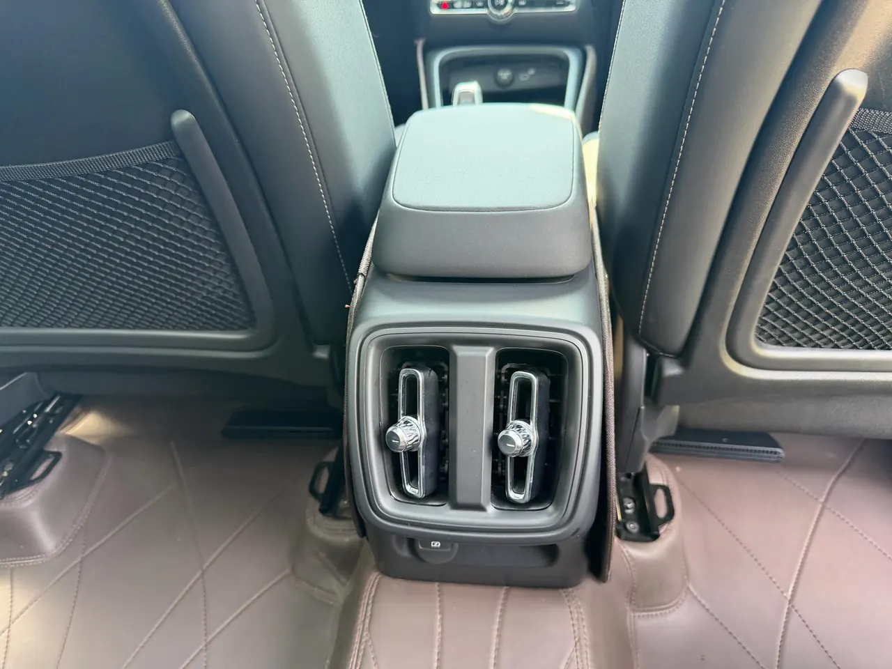 Volvo 2024 XC40 48V 2.0T B3 Zhiyuan Deluxe Edition Automatic Gear 13