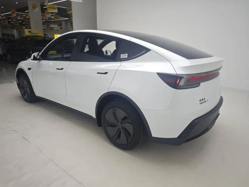 Tesla 2026 Model Y Rear-Wheel-Drive Automatic 3