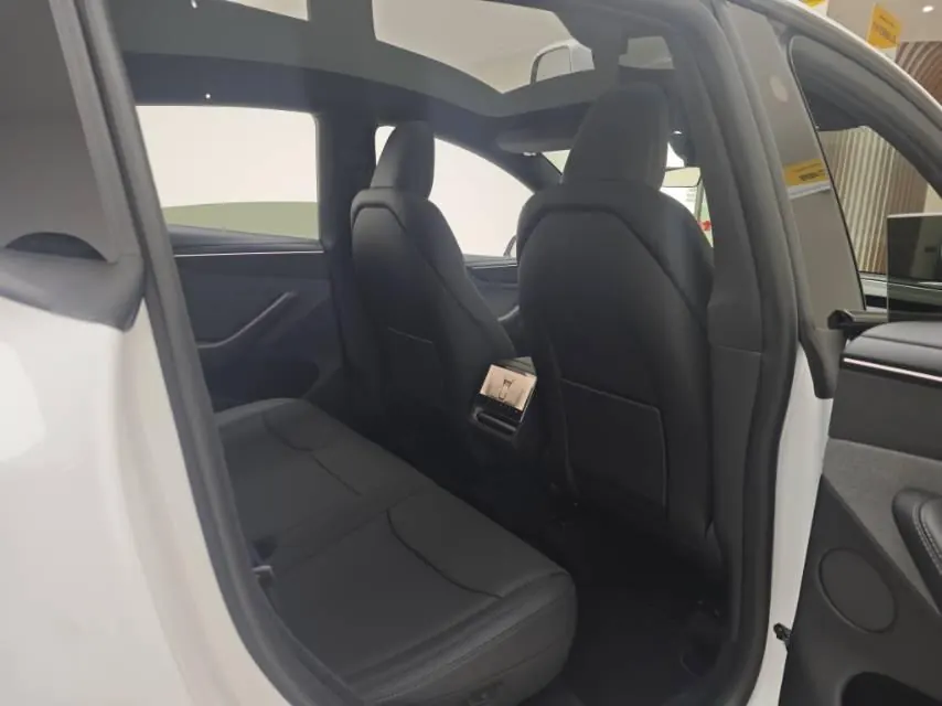 Tesla 2026 Model Y Rear-Wheel-Drive Automatic 7