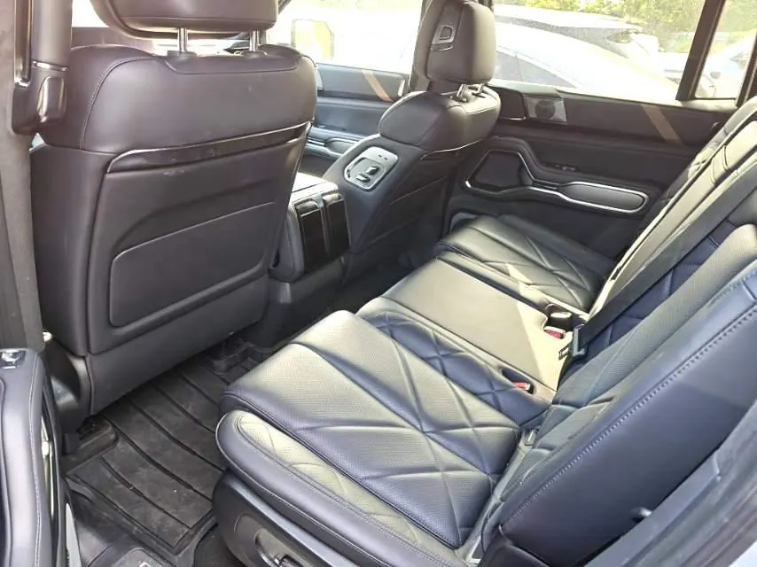 FangChengBao 2025 Leopard 8 2.0T Stepless Zhiyong Flagship Edition 7-seat Automatic Gear 3