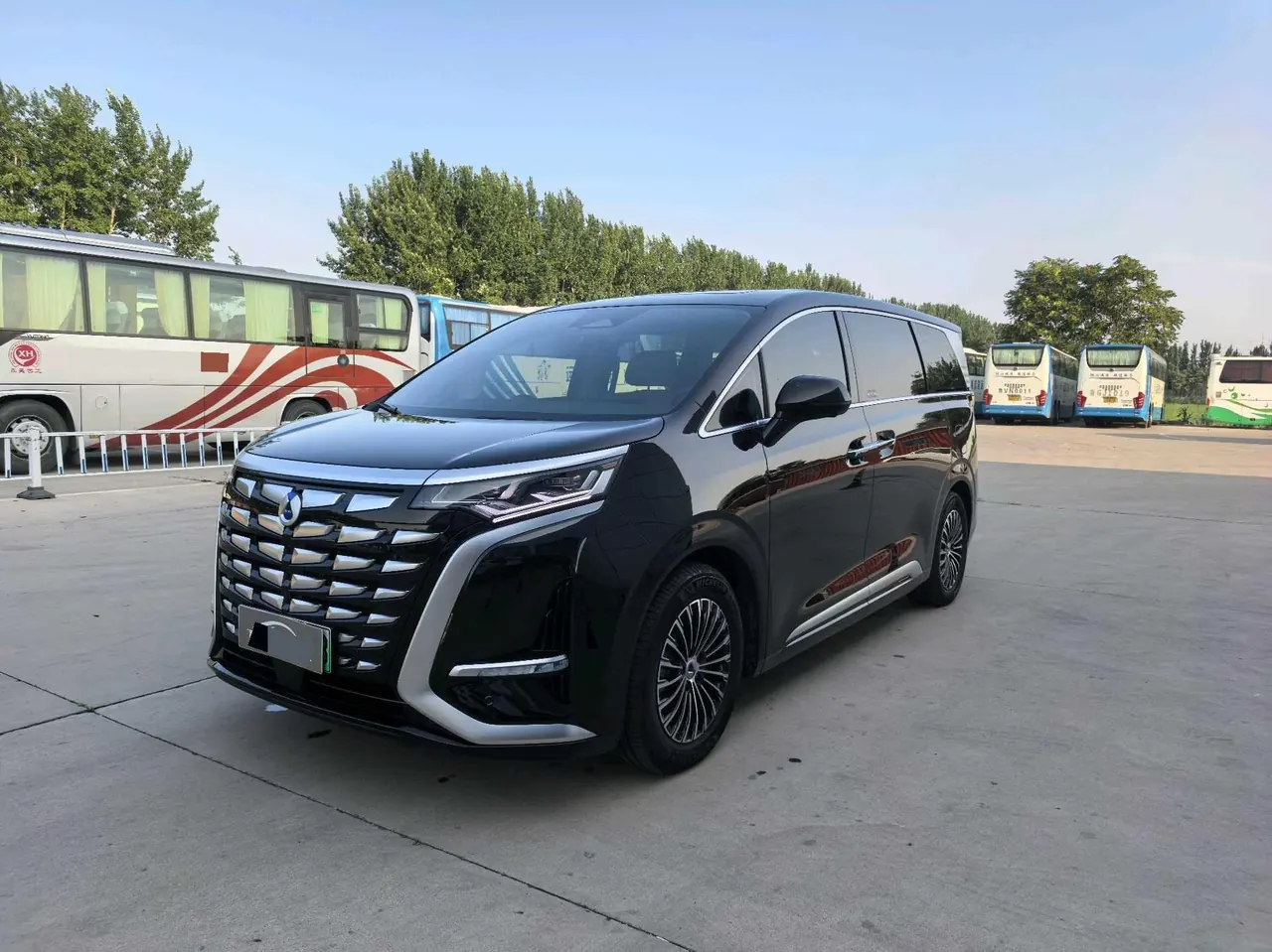 Открыть галерею: Denza 2024 Denza D9 DM-i 1.5T stepless 980 four-wheel drive distinguished automatic gear