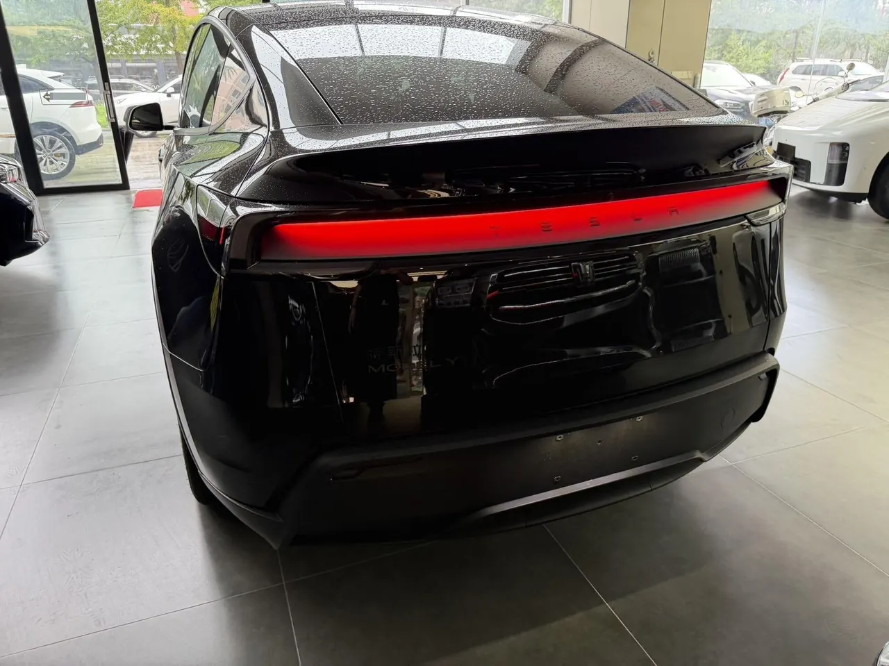 Tesla 2026 Model Y Rear-Wheel-Drive Automatic 5