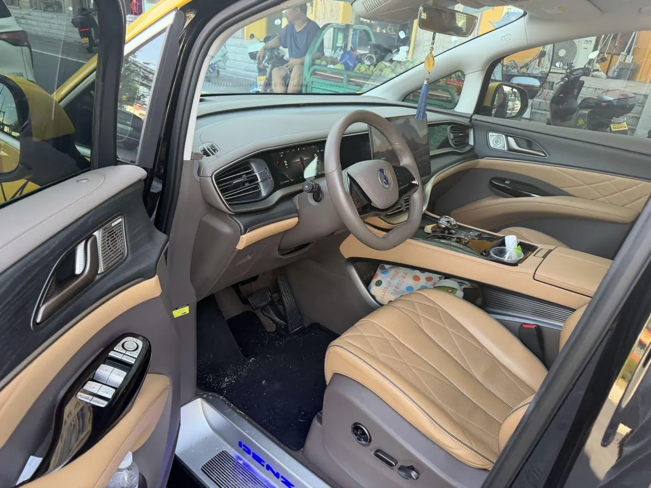 Denza 2022 Denza D9 DM-i 1.5T Stepless 970 Four-wheel Drive Honorable Automatic Gear 3